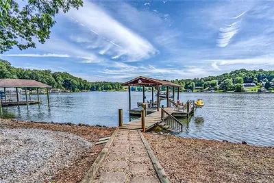 Image de A Kerr Home - Waterfront home with private dock, lake views, kayaks, paddleboat, & pool table