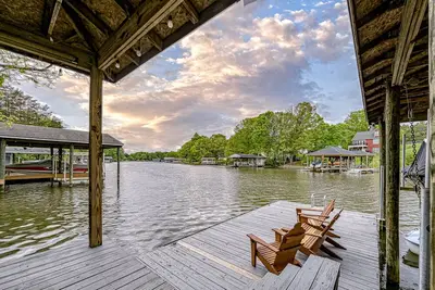 Image de Lake Lover's Delight - Lakefront home with private dock & pool table - dogs Ok