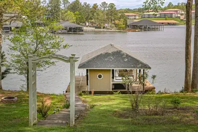 Image de Lake Escape - Lakefront home with private dock, hot tub, game room