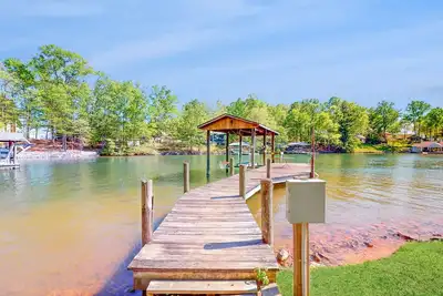 Image de Jewelbox Cottage - Dog-friendly Lakefront home with private dock, canoe & SUPs