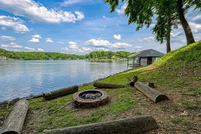 Image de Still Waters - Lakefront luxury home with views, dock, home theater & game room