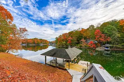 Image de Amuse Cove - Lakefront home with private dock, pool, tennis & wide boat launch