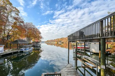 Image de Sml Ski School - Pet Friendly Lake Lodge with waterfront deck, firepit, & game room