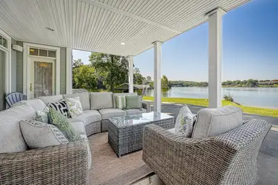 Image de Soulshine Smith Mountain Lake - Lakefront home with amazing views