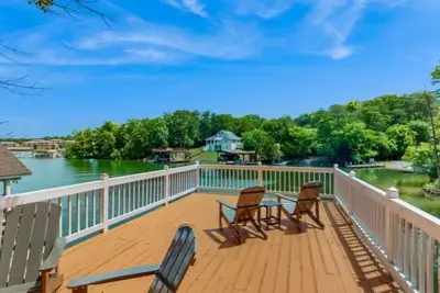 Image de Lakefront Tranquility - Lakefront home with views, private hot tub/dock, deck, Free Wifi