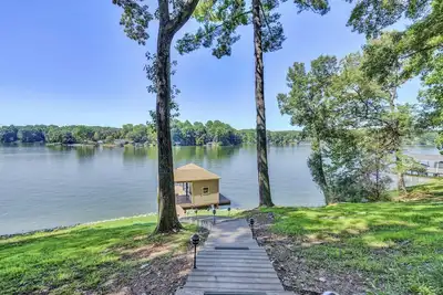 Image de Baloo Lagoon - Spacious waterfront house w/deck, fire pit & grill, dog-friendly