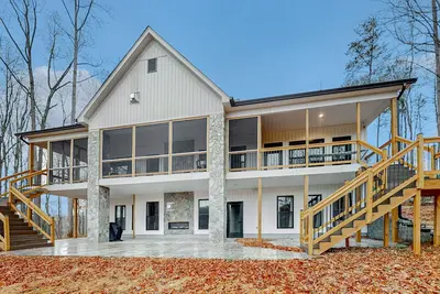 Image de LaWi Lakehouse - Stunning lakefront oasis with a kayak, large deck, games, & tranquil views