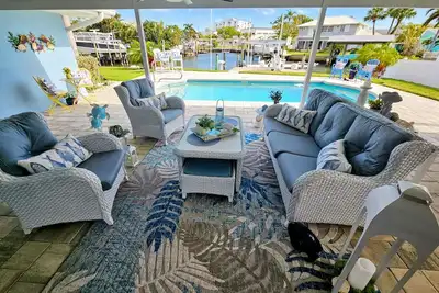 Image de New Listing: \"Coastal Seahorse\"  Your Modern Retreat on the Water