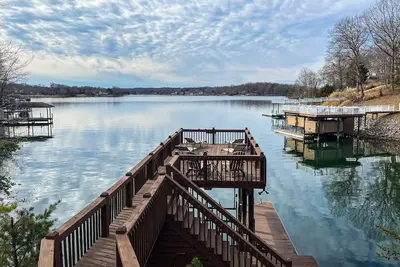 Image de LakeDaze - Spacious dog-friendly lakefront house w/dock, hot tub & putting green