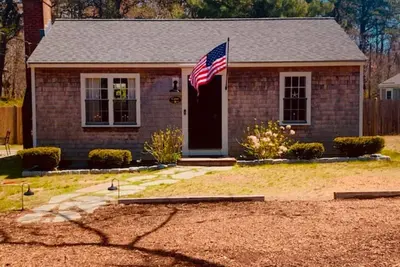 Charming Cape Cottage in Dennis Port