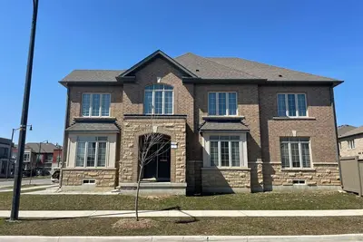 Image de Mesmerizing 6 Bed 3. 5 Corner Detached Home with 4 Parkings