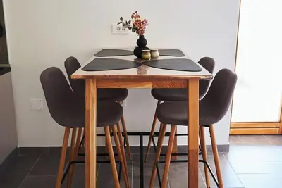 Image de A cozy, stylish, and newly renovated gem in the heart of old town Buzet.