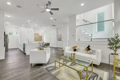 Image de Luxe 3 Br w/ Garage + Patio, 5 min Nrg & Med Ctr