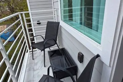 Image de Luxury King Suite + 2 Queens + Balcony + Garage