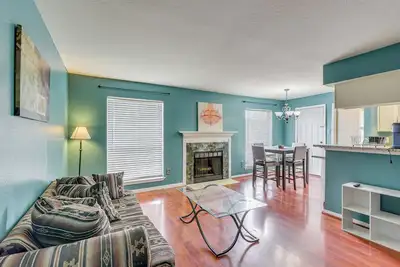 Image de 2 Mi to Nrg Stadium! Houston Condo w/ Pool Access