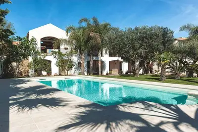 Image de Belle maison de vacances pour 6 personnes avec piscine privée, climatisation, Wifi et Tv