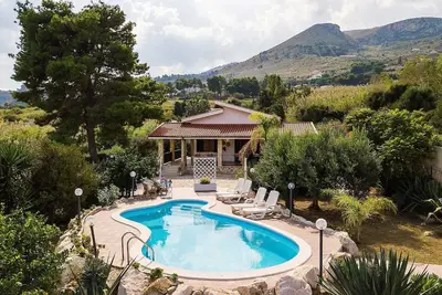 Image de Belle maison de vacances avec climatisation, bain à remous, piscine, Wifi, Tv, vue panoramique