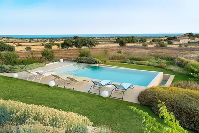 Image de Maison de vacances avec sauna, climatisation, Wifi, piscine privée, bain à remous, Tv, patio