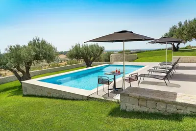 Image de Belle maison de vacances pour 6 personnes avec piscine privée, Wifi, Tv et patio
