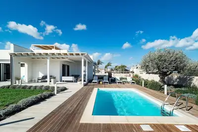 Image de Maison de vacances avec Wifi, piscine privée, climatisation, bain à remous, Tv, vue panoramique