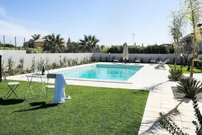 Image de Belle maison de vacances privée pour 6 personnes avec climatisation, Wifi, piscine privée et Tv