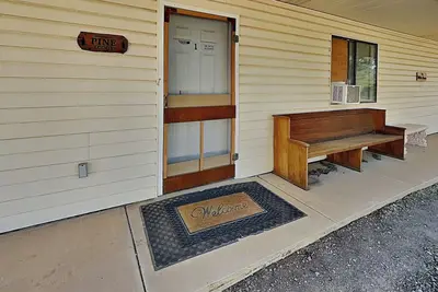 Pine Lodge Cabin: Spacious + Mountain Views