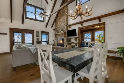 Image de Views in the Blues: 3-Story Asheville Log Cabin with Hot Tub & Fire Pit
