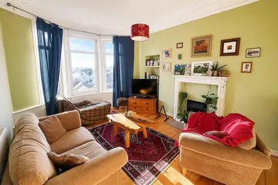 Image de Vibrant & Unique Top Floor Flat in Glasgow's Southside