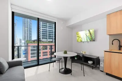 Image de Downtown Studio with Rooftop Pool