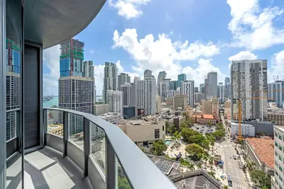 Image de Sleek Corner 1br | Rooftop Pool & Wrap Balcony