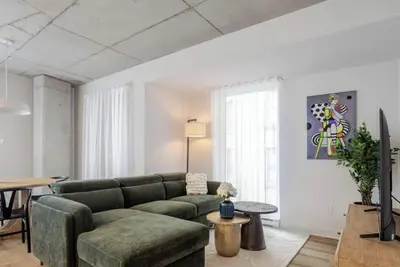 Image de Historic Hideaway – Bright Loft in Old Montreal