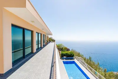 Image de Villa en colline • Piscine chauffée • Coucher de soleil • Bbq • Vue mer