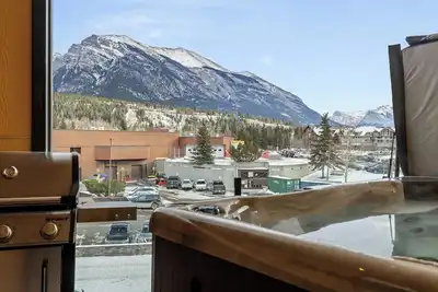 Image de Private Hot Tub - 10Mins Walk to Downtown - Mountain Views