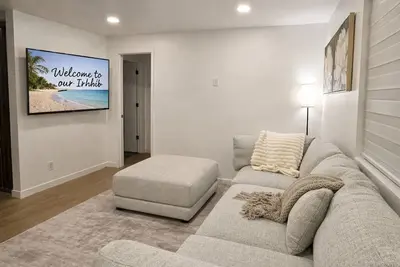 Image de Clean Stylish 3br w/ Parking • Near Beach & mins to downtown