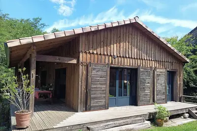 Image de Maison au bord de la rivière. Idéal pour les familles