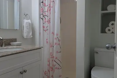 Image de 5 min walk to the SkyTrain station, 20 min to downtown Vancouver!