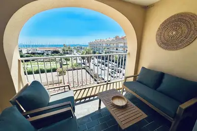 Image de Face aux Îles d’Or. Terrasse vue mer. Parking