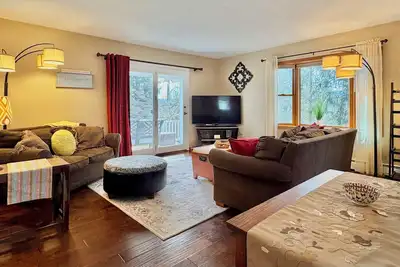 Image de Comfortable hilltop retreat near downtown with spacious living areas, a fully equipped kitchen, and inviting outdoor spaces. Perfect for relaxing stays with easy access to everything nearby.