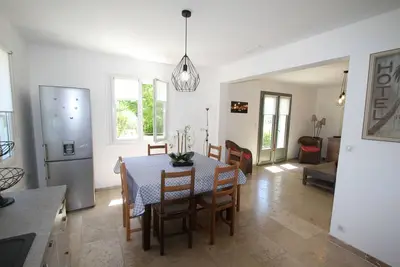 Image de gordes à 7km, Cabrières d'Avignon, jolie petite villa en campagne, face au luberon