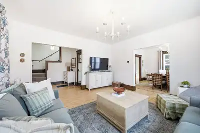 Image de Carefully curated and walkable to all Princeton has to offer.