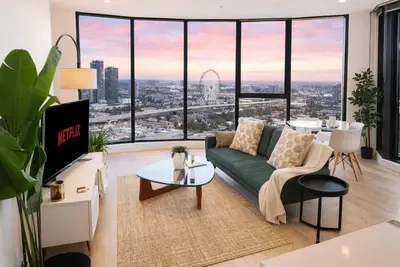 Image de Modern City-Fringe Escape at West Melbourne Village with Scenic View, Pool & Parking