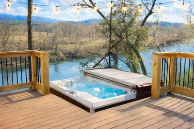Image de Riverfront Home •Hot Tub•Pool Table• Putting Green• Pac-Man
