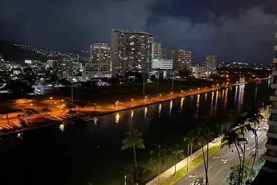 Image de Cozy 1-bedroom Waikiki condo in with Ac, free parking in building included.