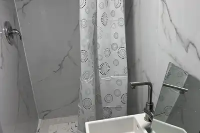 Image de 4 bed 2 bath bungalow. North York. Walking of  distance subway shopping mall.