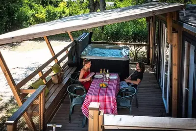 Image de Mobil Home Lourmarin avec Jacuzzi - 32m² - 2 chambres 4 personnes