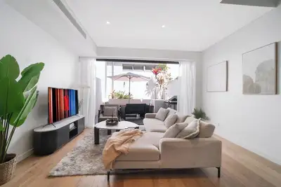 Image de 3. 5-Storey House with Balcony, Bbq & Private Parking + Near Cbd, Airport & Beach