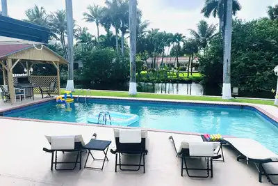 Image de Kosher-Friendly Waterfront house with a pool. 80ft canal.