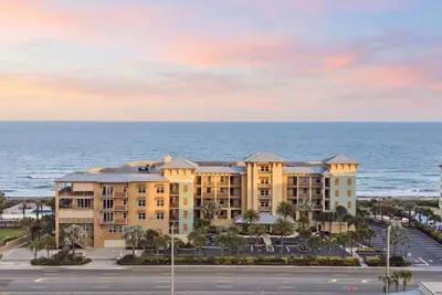 Image de Beachfront Condo
