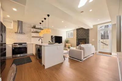 Image de Modern Suite, Sleeps 6, Private Entry, Free Parking, 40 min to Downtown Toronto.