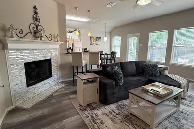 Image de Rustic-Chic Mansfield Sports & Entertainment Retreat 3-2 Full-Access House